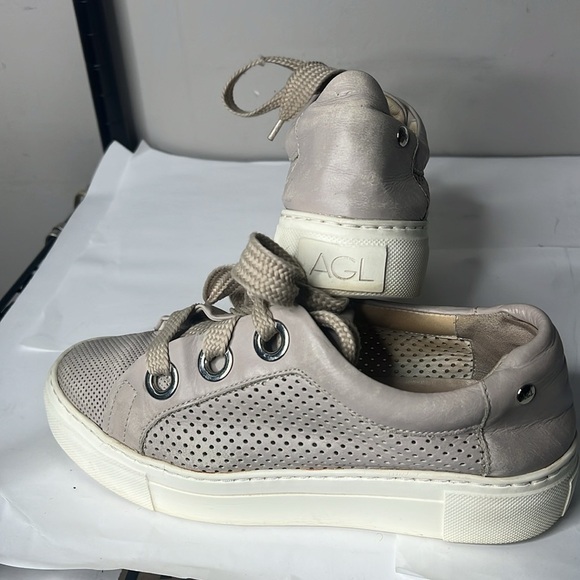 AGL Sz 37 US 7 Attilio Giusti Leombruni
Perforated Platform Talc Leather Sneaker - Picture 5 of 10